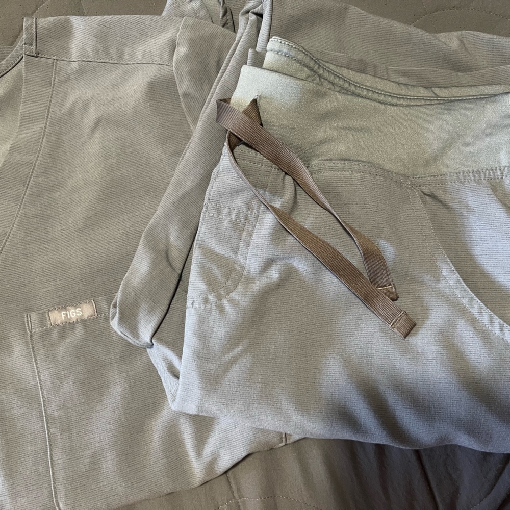 FIGS Dark Space Grey scrub set M catarina one pocket top M TALL Kade bottoms